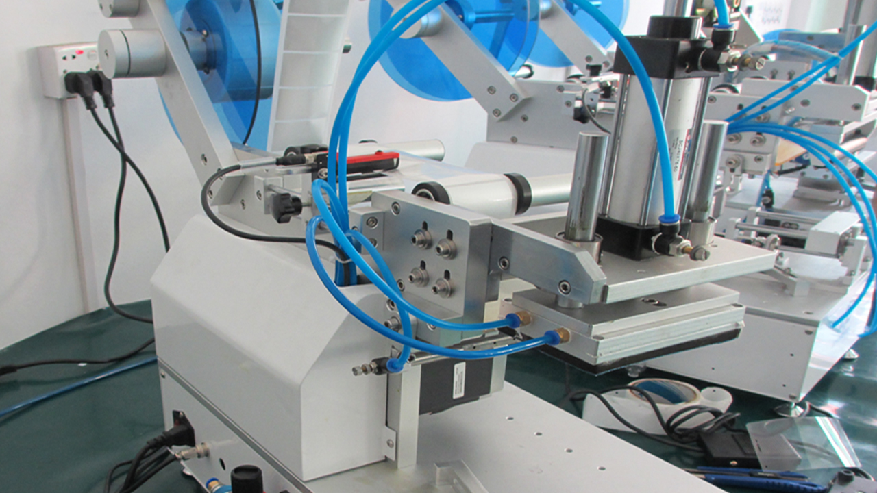 Iztekas maisiņi Plastmasas maisiņu marķēšanas mašīna daļēji automātiska plakanai virsmai