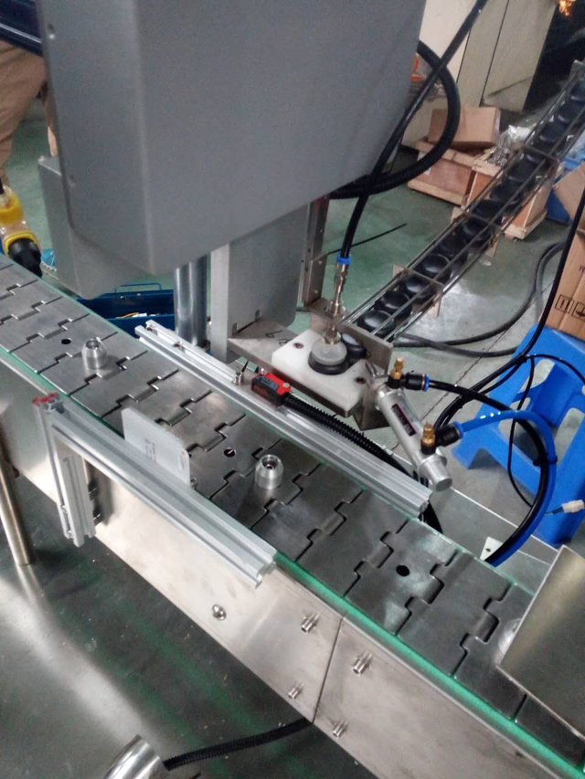 caps robots baro attēlus.jpg