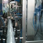 Automātiska pudeļu uzpildīšanas vāciņa marķēšanas kartona iesaiņošanas mašīna