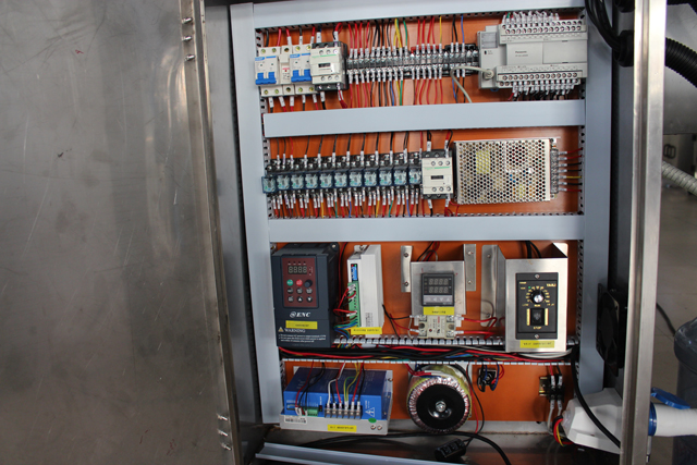 UZPILDĪŠANAS MAŠĪNA 4 galviņas (1).JPG