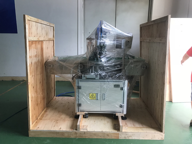 lūpu krāsu marķēšanas mašīna.jpg