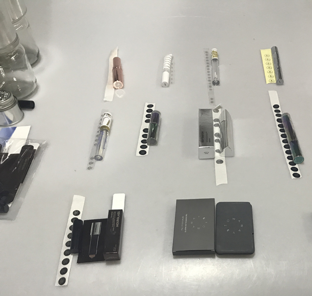 etiķetes un lūpu krāsas kosmētikas produkti.jpg