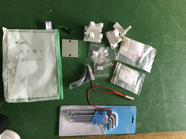 rezerves daļas lūpu krāsas apakšas etiķetēšanai.jpg