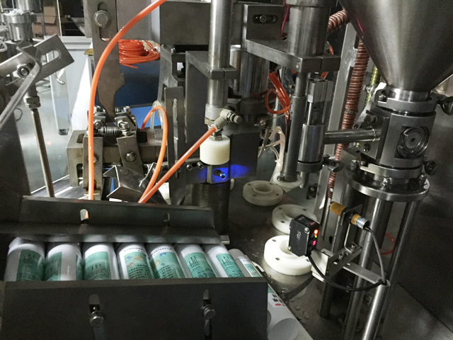 tubes holding feeding system automātiska cauruļu padeves sistēma pildījumam sealing.jpg