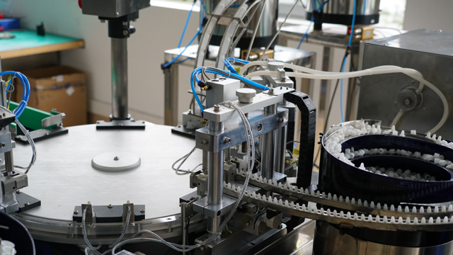 ROTARY iepildīšana e šķidruma plastmasas pudelēs.jpg