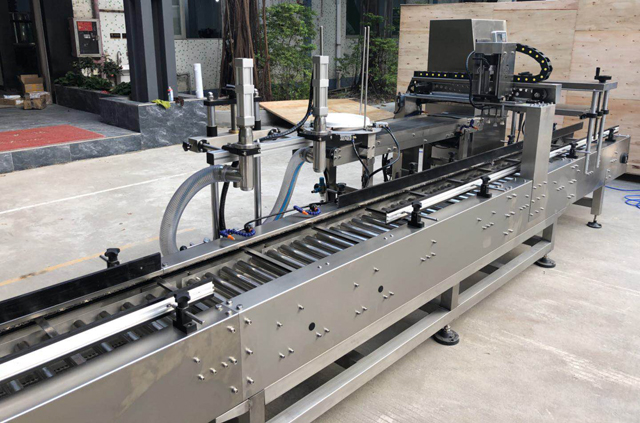 uzpildes eļļas kausa vāciņu mašīna.jpg