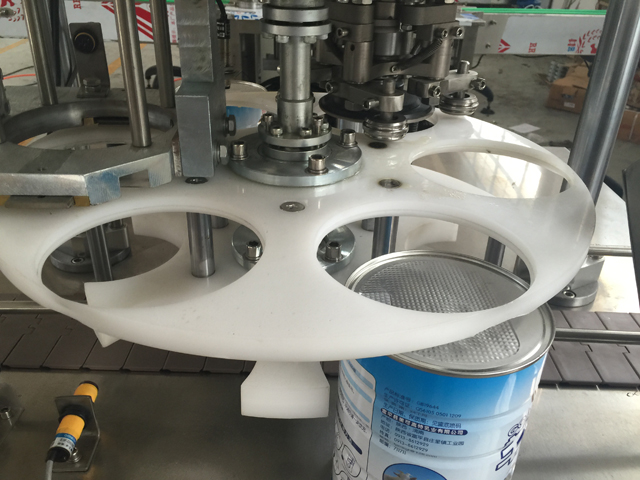 konservu mašīna metāla bundžām.jpg