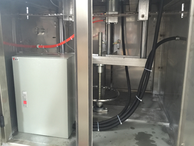 iekšpusē kārbu aizzīmogošanas vāciņu mašīna.jpg