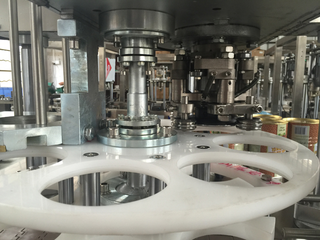 kārbu novietojums bundžu aizzīmogošanas laikā.jpg