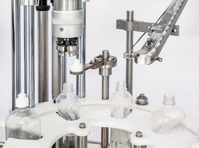 capping head close shot detaļas par vienu vāciņu mašīnu.jpg