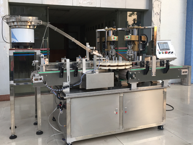 capping machine with 2 capping heads skrūvējamo vāciņu aprīkojums pusautomātiskais.jpg