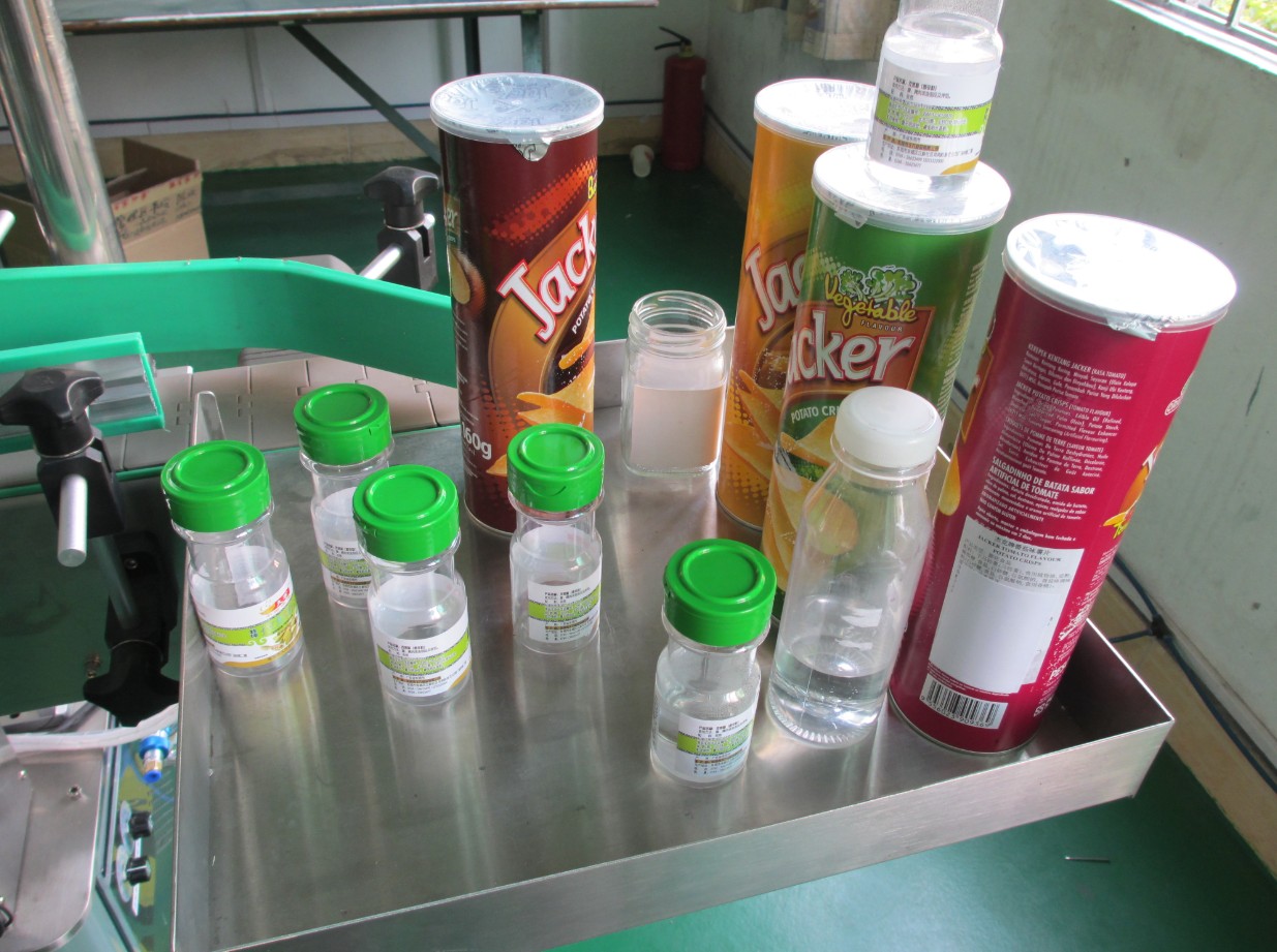 automatic vertical round bottle labeling equipment APAĻĀS KONSTRUKCIJAS LABELER ETIKETTIERMASCHINE.jpg