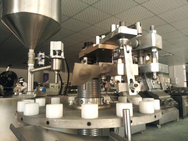 metal tubes filling folding machine cauruļu pildīšanas blīvēšanas mašīnas noliktavā.jpg