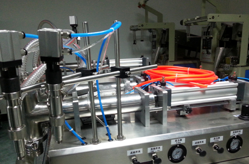 liquid filling machinery semi automatic horizontālā šķidruma pildviela pilnībā pneumatic.jpg