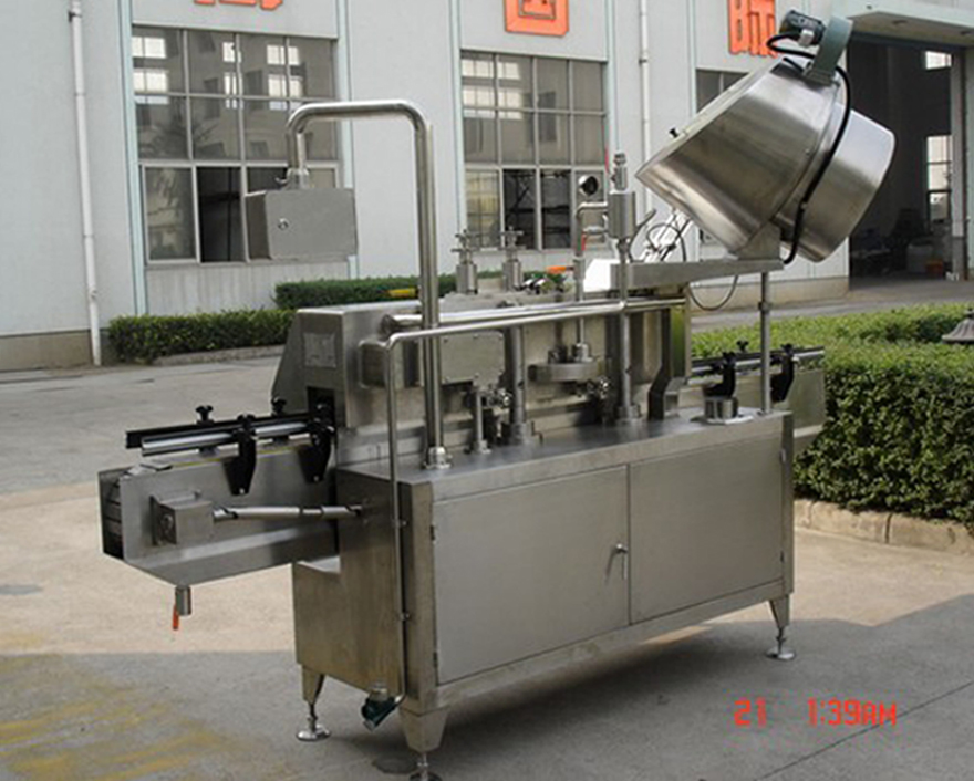PLC-controlled system glass Jar twist off Steam Capper equipment vacuum capping machine for Glass Jars aizmugures kadrs ar nogriežamu vakuuma vāciņu.jpg