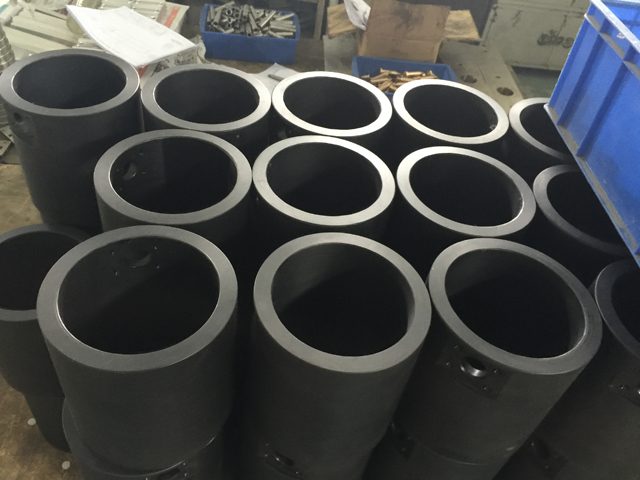 veidne dažāda izmēra burciņām.jpg