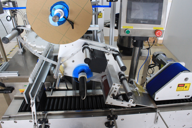 rolling bars from horizontal labeling machine sinhronā lente pudeļu ripināšanai.jpg