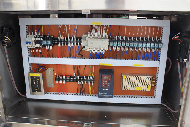 horizontal small bottles labeling machine picture horizontālās marķēšanas mašīna faktiskais attēls.jpg