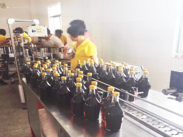 Mašīnas, kas darbojas fabrikā.jpg