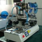 Pneimatiskas plakanas kvadrātveida apaļas pudeļu ripināšanas marķēšanas mašīna ar kodētāju