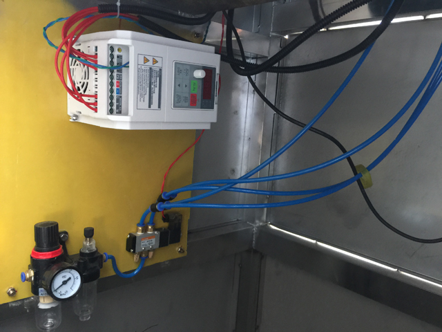 iekšā ropp capping machinery.jpg