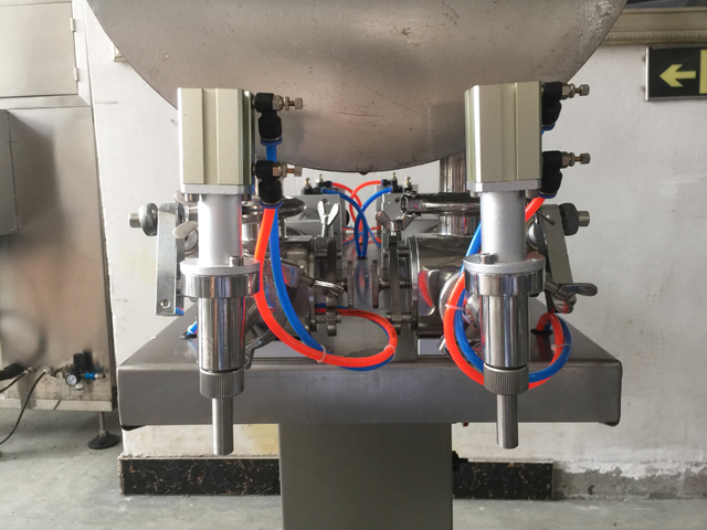 two filling nozzles pneumatic filler equipment sprauslas divi.jpg