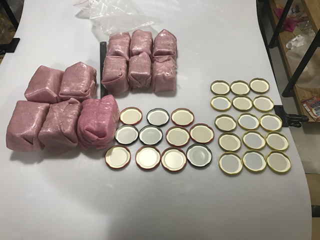 vāciņi un pudeles burkas vakuuma aizbāžēšanai.jpg