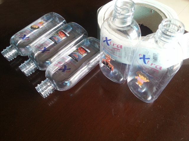 transparent labels labelled samples bottles plane surface Mrwan paraugs caurspīdīgām etiķetēm un pudelēm (3).jpg