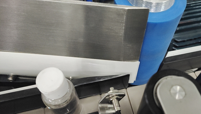 marķēšanas process pudelēm.jpg