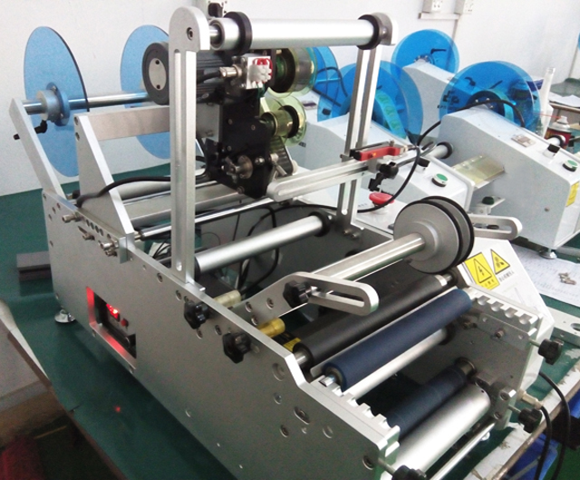 MARĶĒŠANAS MAŠĪNA PUSAUTOMĀTISKA injekcijas adatai.jpg