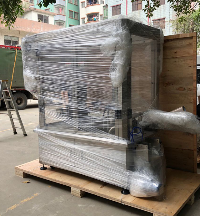 krējuma burciņu aizvākošanas mašīna koka korpusā