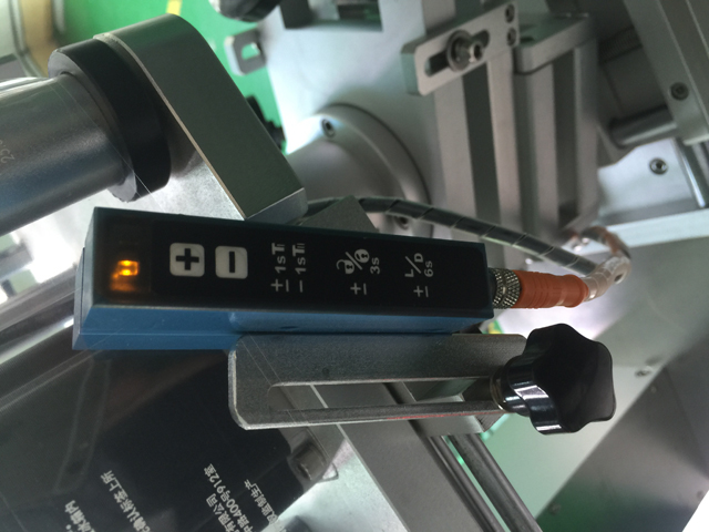 sensors caurspīdīgu uzlīmju noteikšanai.jpg